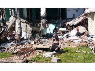 Teröristlerin bomba ile yıktığı evinin enkazında namaz kıldı