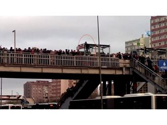 Metrobüs kalabalığına girmemek için hayatını riske attı