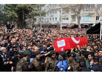 Şehidin naaşı babasının yanına defnedildi