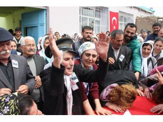 Diyarbakırlı şehide Kürtçe ağıtlarla veda