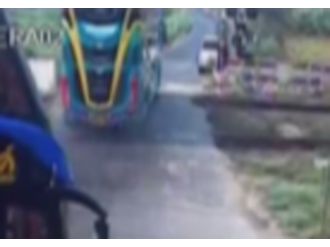 Tren otobüse çarptı: 3 ölü, 30 yaralı