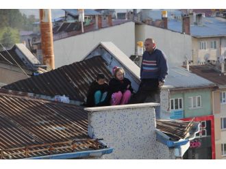 Eşi evi terk edince çocuklarıyla çatıya çıktı