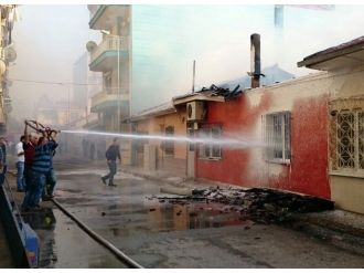 İtfaiye eri üzerindeyken yanan evin çatısı çöktü!
