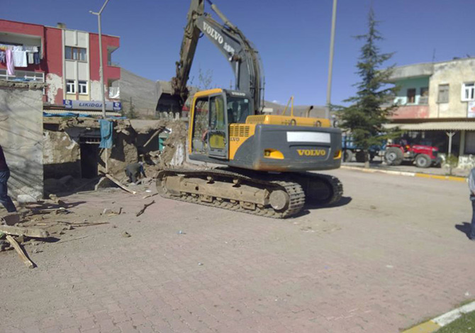 Ekinözü'nde Eski Binalar Yıkılıyor