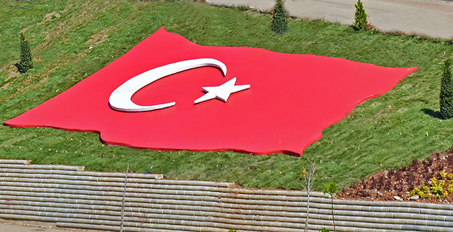 Dulkadiroğlu'ndan 140 Metre Karelik Türk Bayrağı