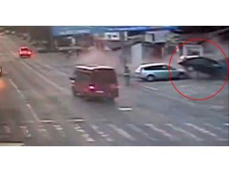 Lüks otomobil yayaların arasına daldı: 5 ölü !