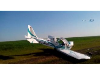 Eğitim uçağı tarlaya zorunlu iniş yaptı