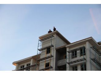 Paralarını alamayan işçiler, çareyi çatıya çıkmakta buldu