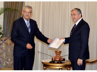 Başbakan istifasını verdi