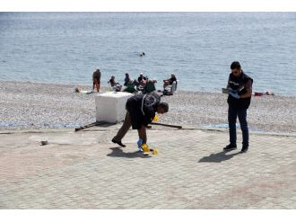 Denize girdi, güneşlendi, kendini vurdu