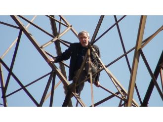 Sıkıldıkça direğe çıkıyor