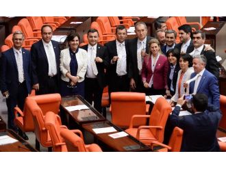 CHP’li vekillerden otizmlilere destek