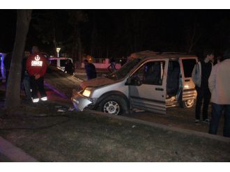 Araç refüje çıkıp ağaca çarptı: 4 yaralı