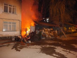 Yanan hurda dolu ev güçlükle söndürüldü