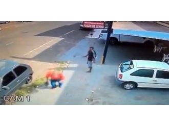 Başına attığı taşla yere yıktı: Hem de yapan bir çocuk !