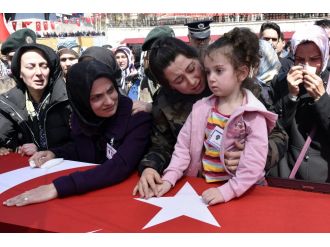 Eşi ve kızından şehide veda