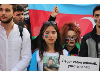 Azerbaycanlı öğrencilerden ’Karadağ’ protestosu