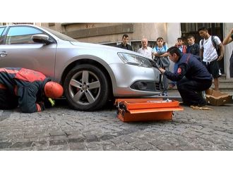 3 yaramaz kedi çekici yardımıyla kurtarıldı