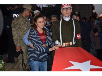 Binler şehide veda etti