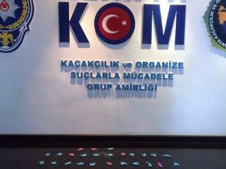 Mümessil gibi: Üzerinde 254 uyuşturucu hapla yakalandı