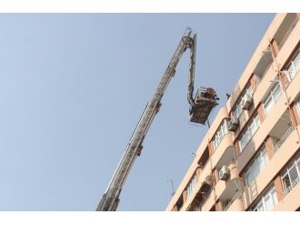 Adana’da yangın: vatandaşlar çatıda mahsur kaldı