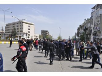 İki aile birbirine girdi: 1’i polis 11 yaralı