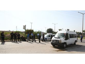 Çevik Kuvvet minibüsüne kamyon çarptı: 7 polis yaralı