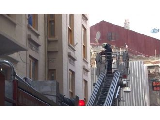 Emek Sineması’nın bitişiğindeki binada yangın