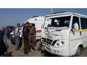 Öğrenci servisiyle traktör çarpıştı: 24 yaralı