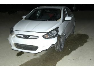 Otomobil kum öbeğine çakıldı: 4 yaralı