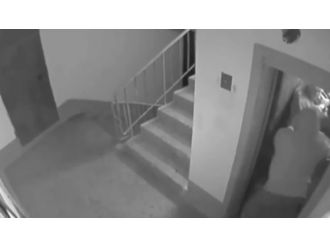 Yaşlı adamı asansörde gasp ettiler