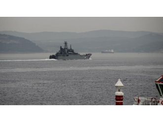 Rus savaş gemisi Boğaz’dan geçti