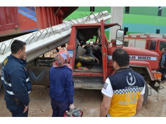 Kamyon şoförü beton blokun altında can verdi