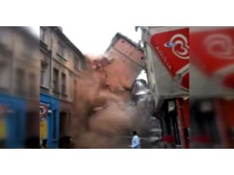 Beyoğlu’ndaki 5 katlı binanın çökme anı kamerada