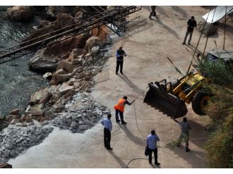 400 tonluk vinçle yıkımda arbede: 2 gözaltı