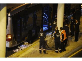 Zabıtadan kaçarken metrobüsün altında can verdi