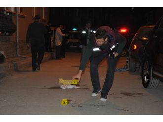 Bıçaklayıp telefonunu gasp ettiler