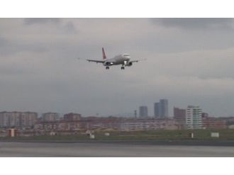 Kuş sürüsü nedeniyle uçak pisti pas geçti