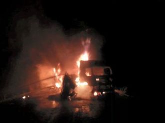 Teröristler 3 TIR’ı ateşe verdi