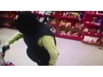 Şişli’deki silahlı soygun anı kamerada