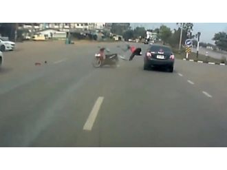 Otomobil motosiklete böyle çarptı