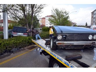 Ağaca çarpan otomobil ikiye bölündü