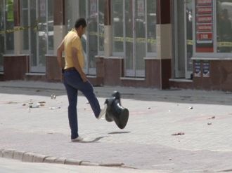 Hayatını hiçe sayarak şüpheli paketi tekmeledi