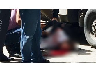 Yolda yürürken ensesinden vuruldu