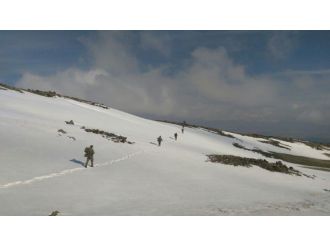 Jandarma Özel Harekat ne kar dinliyor ne soğuk