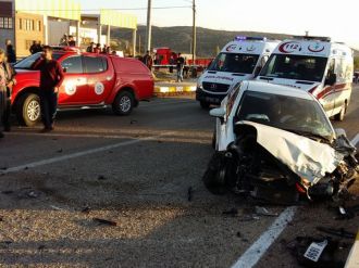 Otomobiller kafa kafaya çarpıştı: 2 ölü