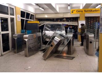 Minibüs metroya daldı !