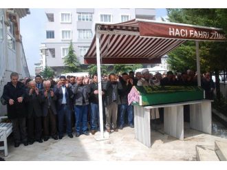 Annesinin cenaze namazını kıldırdı