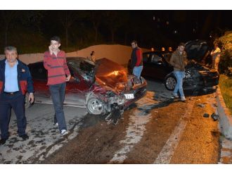 İki otomobil kafa kafaya çarpıştı: 2 yaralı