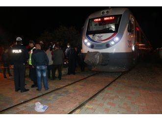 Motosikletle trenin altına girdiler! 2 ölü!